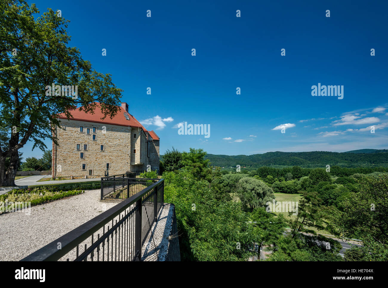 La vallée de la rivière San, vue de Kings Castle, Musée historique de Sanok, Malopolska, Pologne Banque D'Images