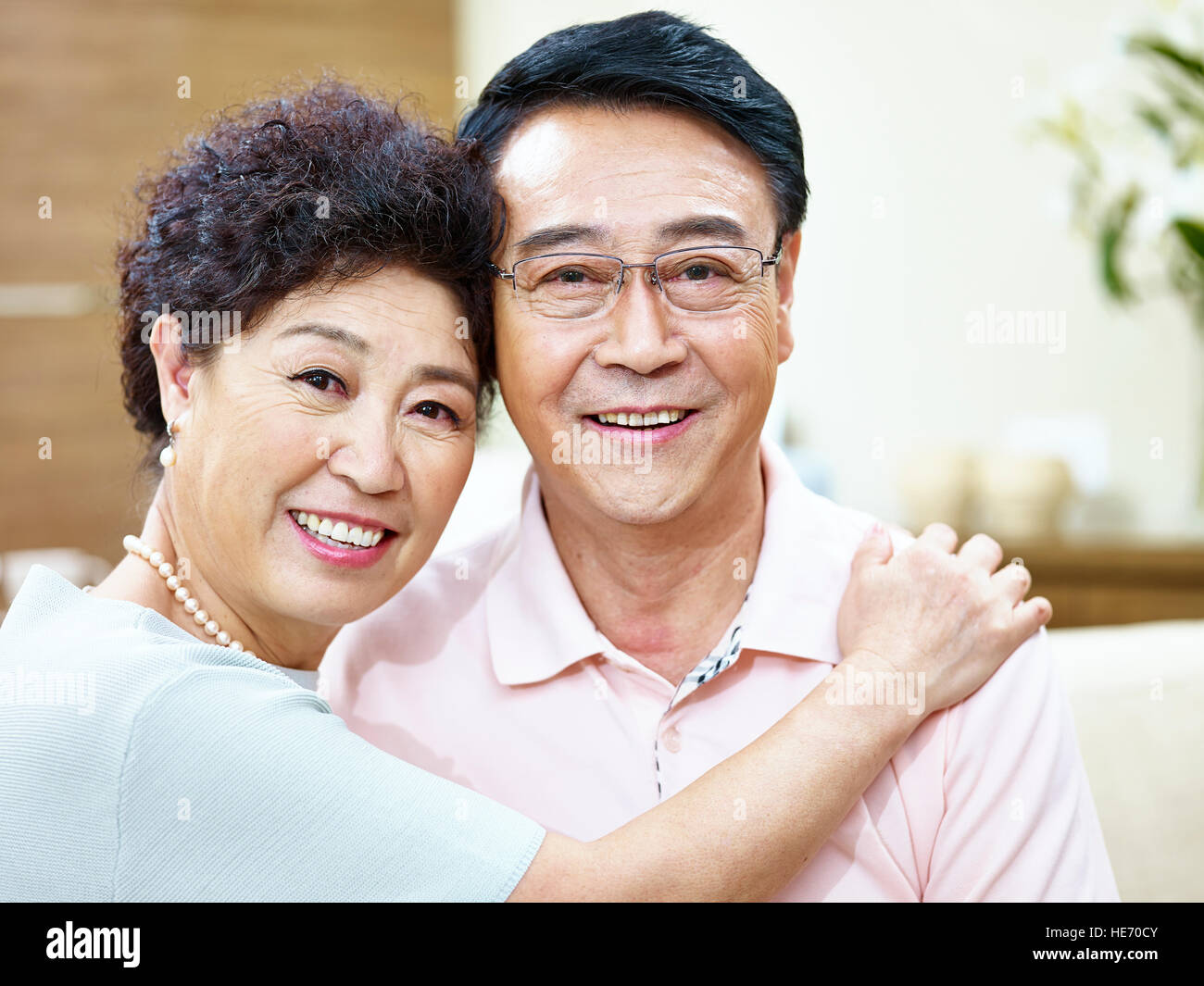 Portrait of a happy senior couple smiling at camera. Banque D'Images