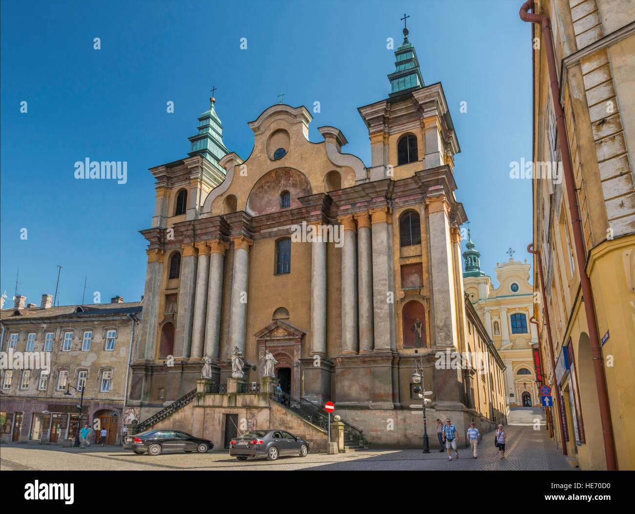 L'Église Franciscaine catholique romaine de St Mary Magdalene, 18e siècle, la cathédrale grecque-catholique dans la distance, dans Przemysl, Pologne Banque D'Images