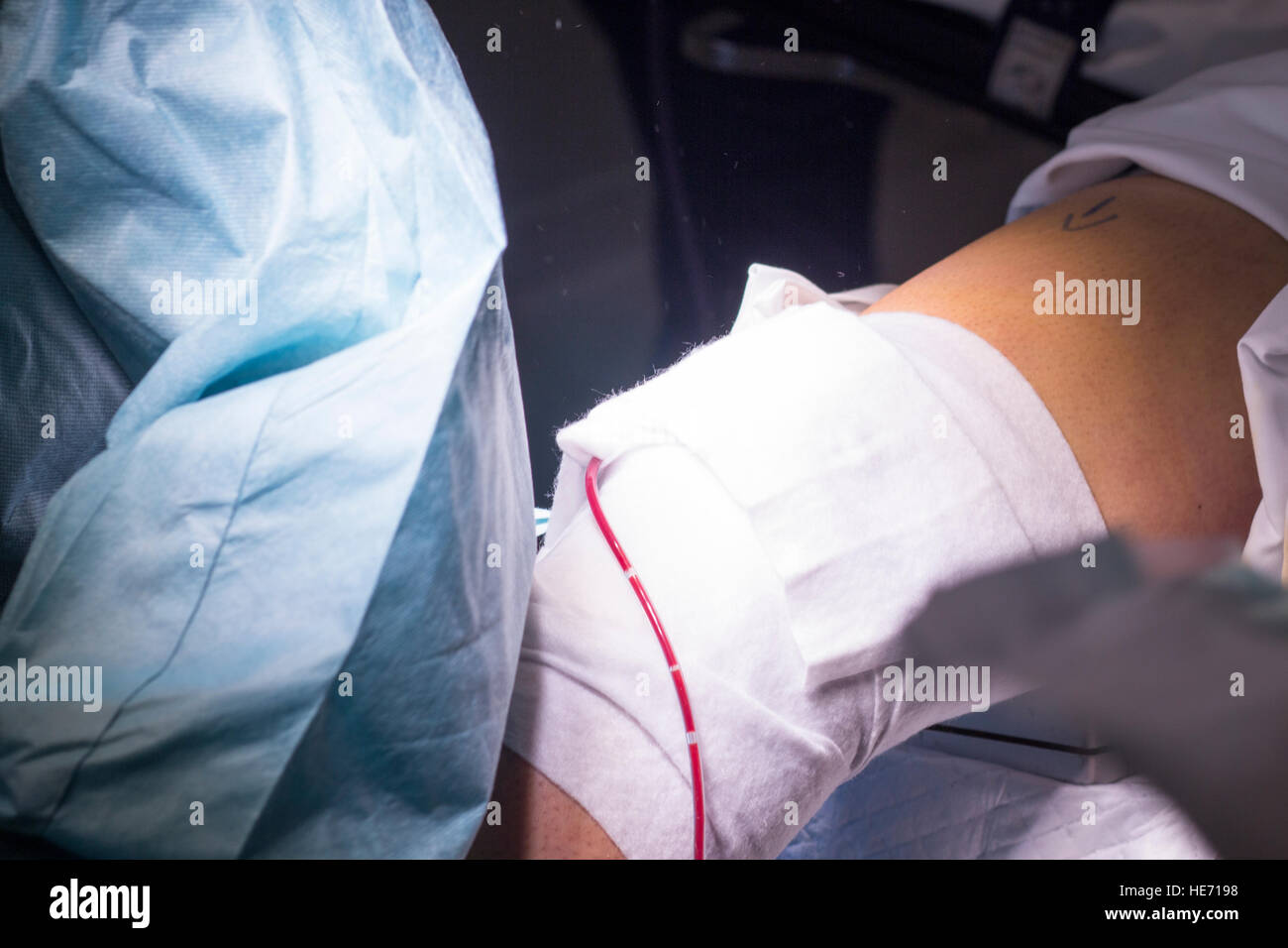 Bandage infirmière après intervention chirurgicale l