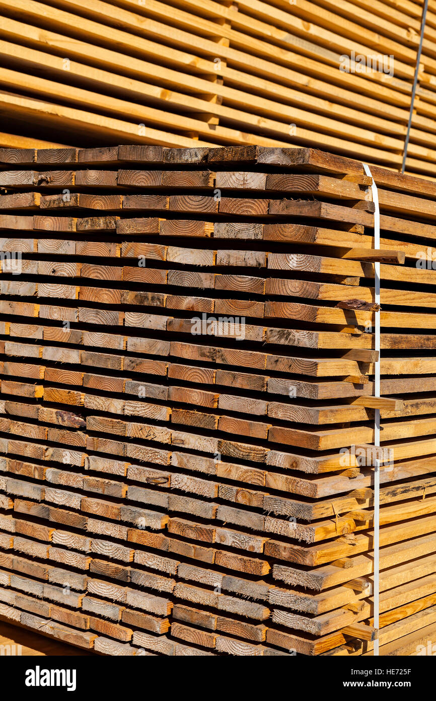 Pile de planches de bois en scierie Banque D'Images