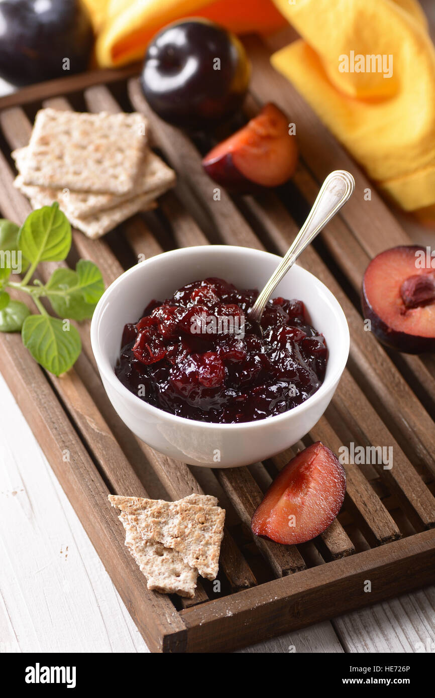 Confiture de prunes avec les fruits autour de Banque D'Images