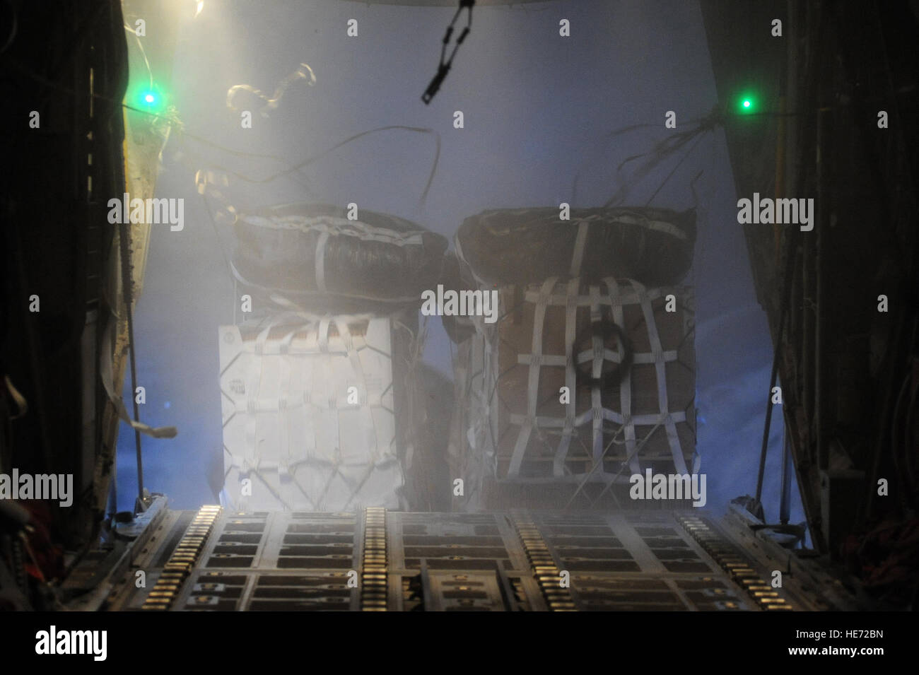 Un C-130J Hercules du 772e Escadron de transport aérien expéditionnaire de presse contenant 16 ensembles de systèmes de livraison à distance pour une base d'opérations en Afghanistan le Oct 7, 2010. Les fournitures livrées va reconstituer les forces de terre avec de l'eau, de la nourriture et des fournitures nécessaires pour aider à maintenir leurs conditions de vie. Tech. Le Sgt. Tchad Chisholm Banque D'Images