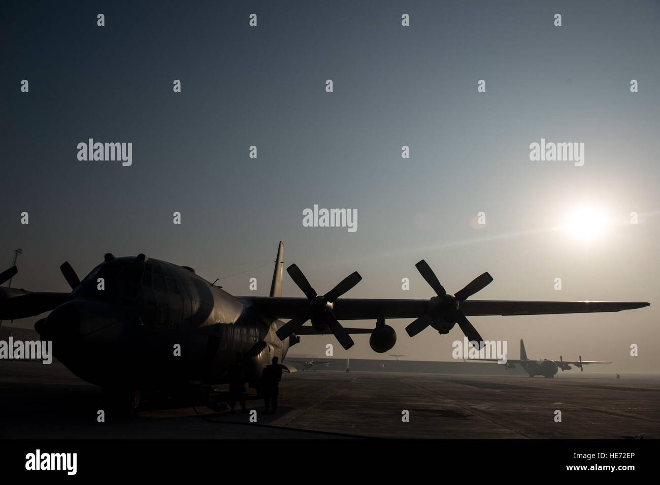 Un Afghan Air Force C-130H Hercules se trouve sur la piste à l'Aéroport International d'Hamid Karzai, Kaboul, Afghanistan, 6 décembre 2015. Le C-130 a une riche histoire de la prestation de transport aérien militaire partout dans le monde. Sa capacité de décollage et atterrissage courts permet un positionnement optimal pour l'Afghanistan est un terrain accidenté. Le s.. Crochet Corey Banque D'Images
