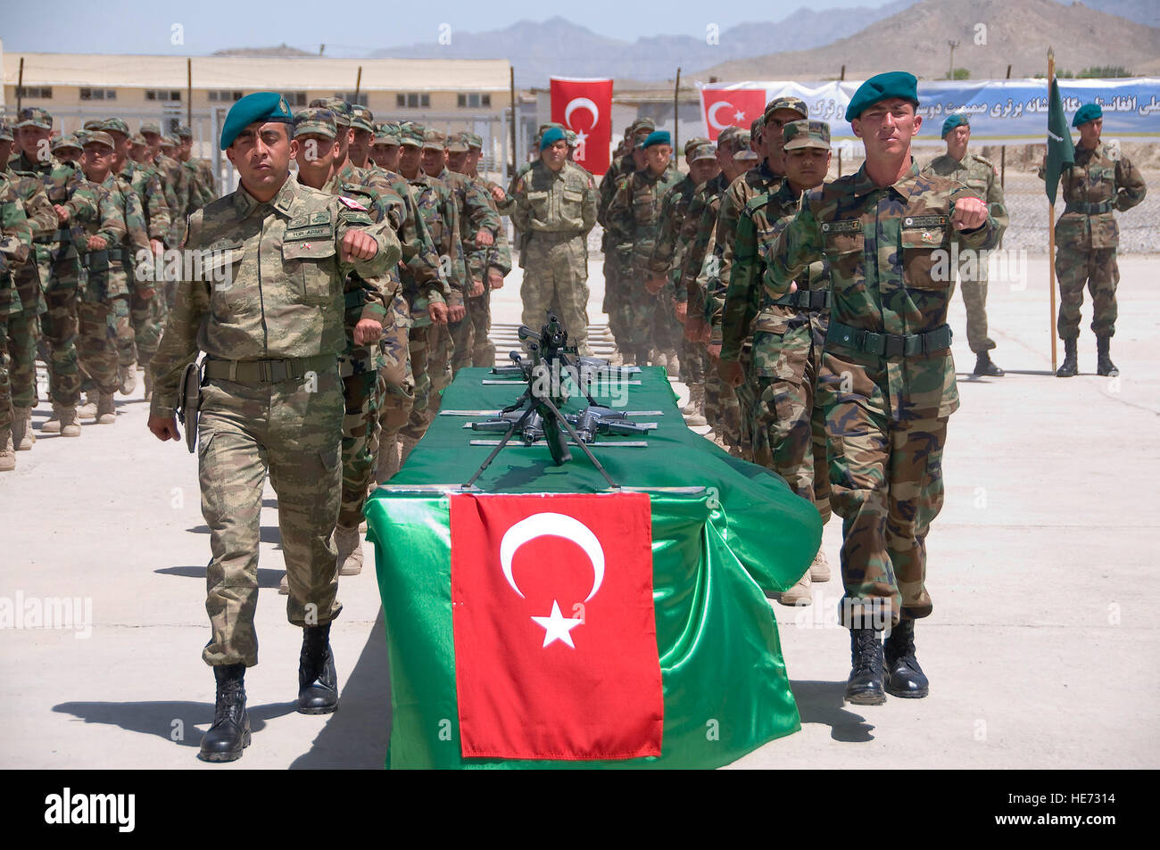100524-F-1020B-011 de l'Armée nationale afghane Kaboul - Stagiaires de base se préparent à donner leur serment d'engagement au cours d'une cérémonie au Centre de formation de Gazi, 24 mai 2010, Kaboul. Les 400 stagiaires sont à mi-chemin dans leurs huit semaines de cours de formation de base, qui est géré par des conseillers en turc dans le cadre d'un débordement de la principale ANA Centre de formation militaire de Kaboul où 7 000 autres stagiaires passent par la formation de base. Le s.. Sarah Brown/) Banque D'Images
