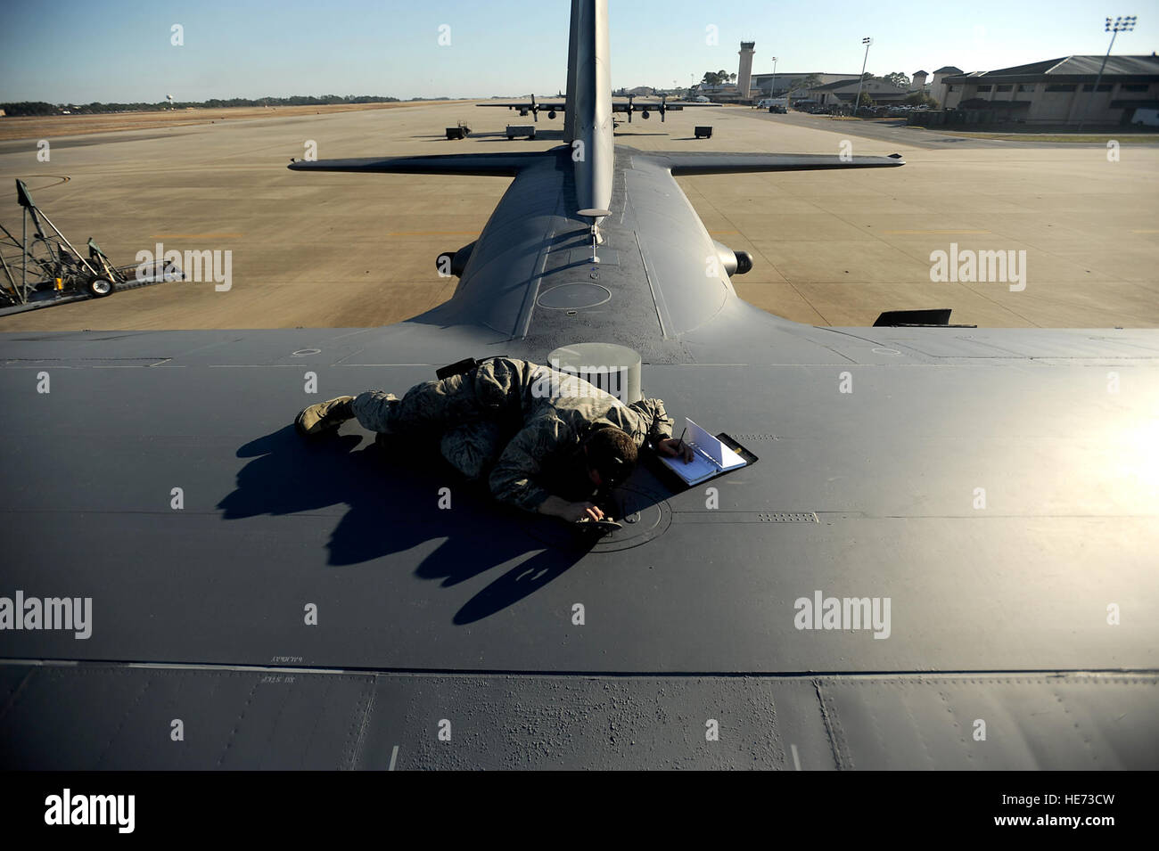 Gunship AC-130U Chef de l'équipe de SrA. Robin est passé de la 4e Escadron de maintenance des aéronefs, effectue les vérifications d'entretien de routine sur le dessus de l'avion sur janvier 28,2011 à Hurlburt Field, en Floride, l'AC-130U 'Spooky' gunship est la principale arme de l'Air Force Special Operations Command. Ses principales missions sont l'appui aérien rapproché, d'interdiction aérienne et de reconnaissance armés. Le modèle U est une version améliorée de l'H et est équipé de tir, aptes à 25mm, 40mm et 105mm d'armes à feu. ( Master Sgt. Jeremy T. Lock) (Sortie) Banque D'Images