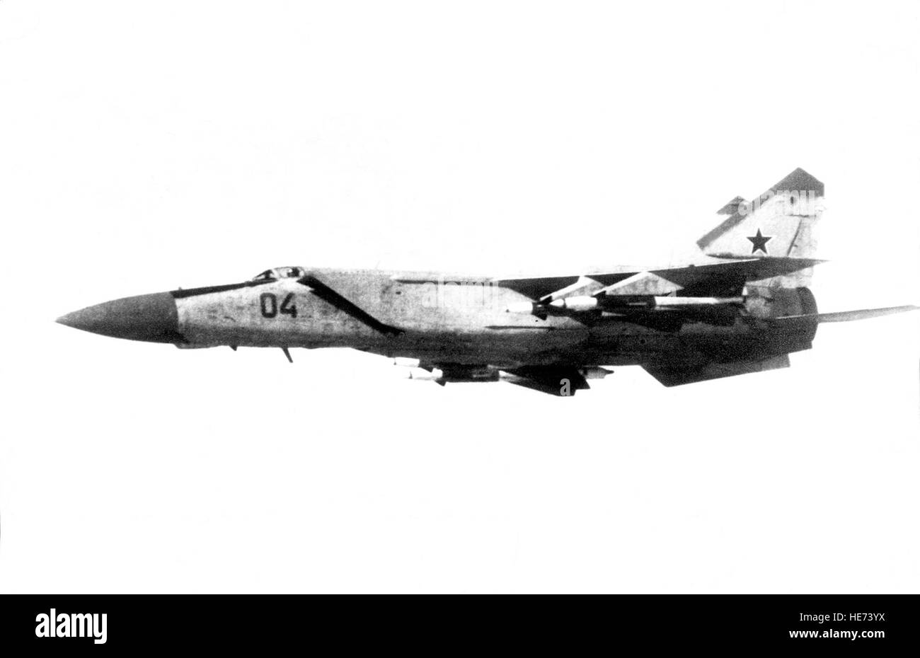 D'un avion à la vue du côté gauche d'un soviétique MiG-25 Foxbat-E avion avec AA-6 Acrid missiles air-air attaché à l'escadre de pylônes. La puissance militaire soviétique à partir de 1985. Banque D'Images