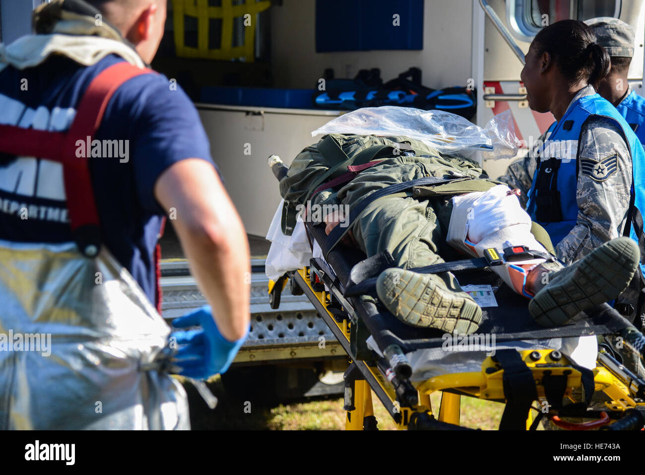 Les premiers répondants de la ville de Hampton et joint Base Langley-Eustis participer à un exercice à Langley Air Force Base, en Virginie, le 25 juillet 2014. L'exercice à l'épreuve les capacités du personnel dans la notification, l'intervention et des mesures de rétablissement dans le cas d'un accident d'avion à l'extérieur de la base. Kayla Newman Senior Airman Banque D'Images