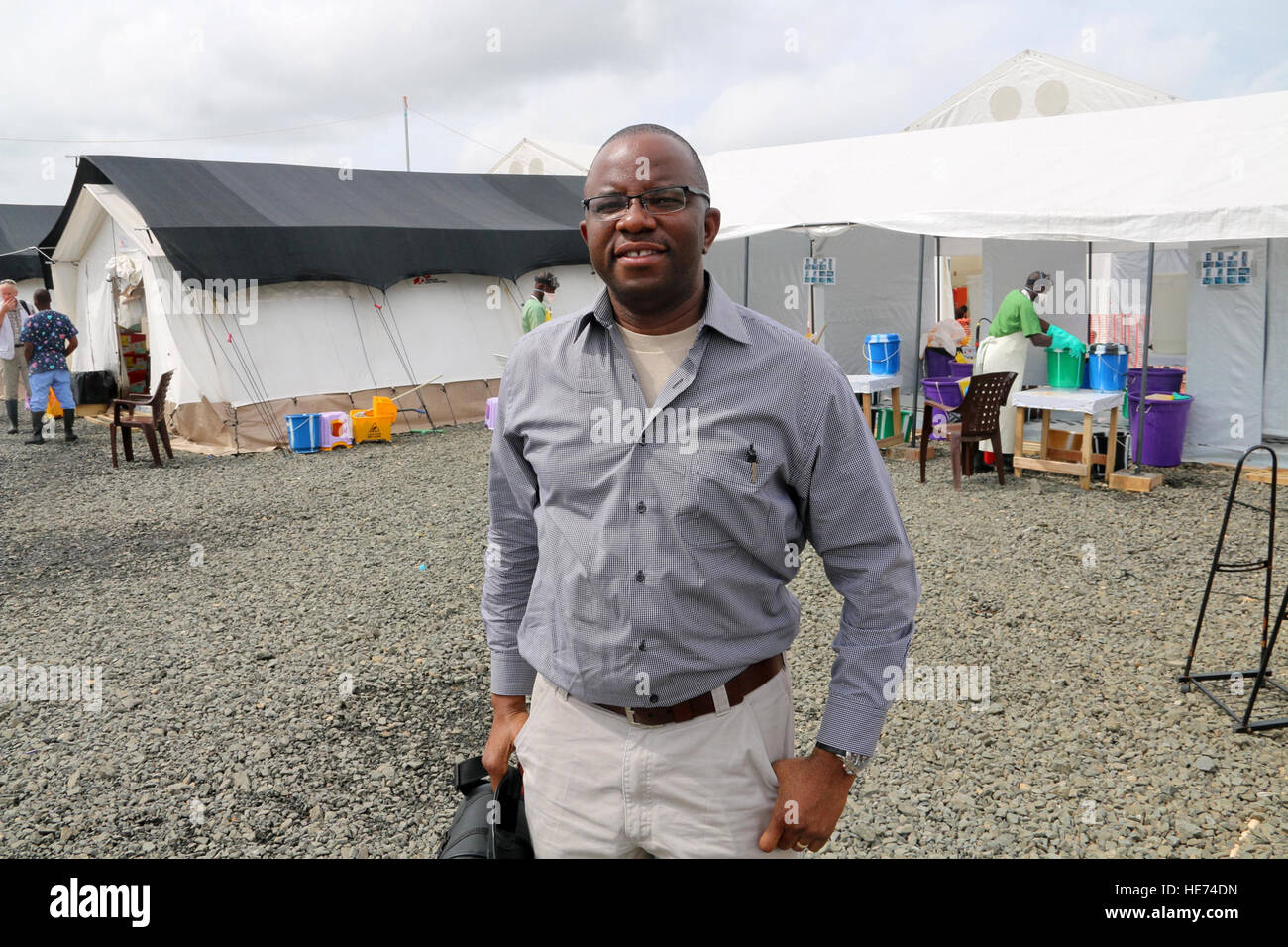 Le major François Obuseh, les forces aériennes américaines en Europe et de l'air Sud Surgeon General's Office et épidémiologiste spécialiste en santé internationale, pose pour une photo à un hôpital de campagne à Monrovia, au Libéria, le 19 septembre 2014. Obuseh a été envoyé au Libéria pour mener une étude de site pour un hôpital de campagne à être utilisés dans la lutte contre l'épidémie il y a épidémie d'Ebola. Banque D'Images