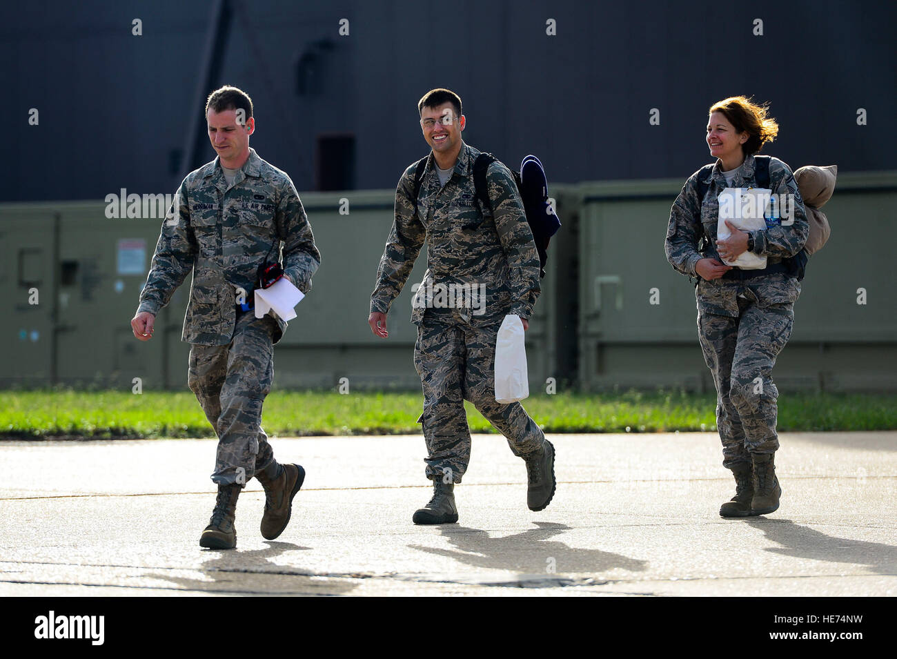 Les aviateurs de l'US Air Force assigné à la 633e groupe médical à pied vers un C-17 Globemaster à Langley Air Force Base, en Virginie, le 26 septembre 2014. Le 633e de l'OMD a déployé en Afrique de l'Ouest à l'appui de l'opération United Assistance, où ils livreront et construire le Corps expéditionnaire de l'Armée de l'air Système de soutien médical. Langley aviateurs ne seront pas impliqués dans le traitement de patients exposés au virus Ebola. Kayla Newman Senior Airman Banque D'Images