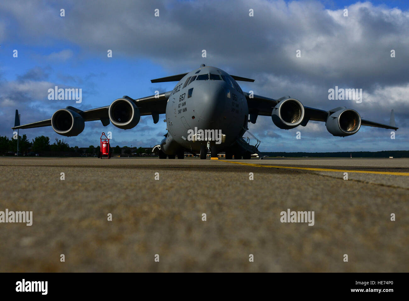 Un C-17 Globemaster transportant du personnel du 633e Groupe médical se prépare pour le départ à Langley Air Force Base, en Virginie, le 26 septembre. La 633e mission de l'OMD lors de leur déploiement en Afrique de l'Ouest est d'offrir et de construire le Corps expéditionnaire de l'Armée de l'air Système de soutien médical, une plate-forme modulaire de traitement médical et de former les travailleurs de la santé dans son fonctionnement. Langley aviateurs ne seront pas impliqués dans le traitement de patients exposés au virus. Kayla Newman Senior Airman Banque D'Images