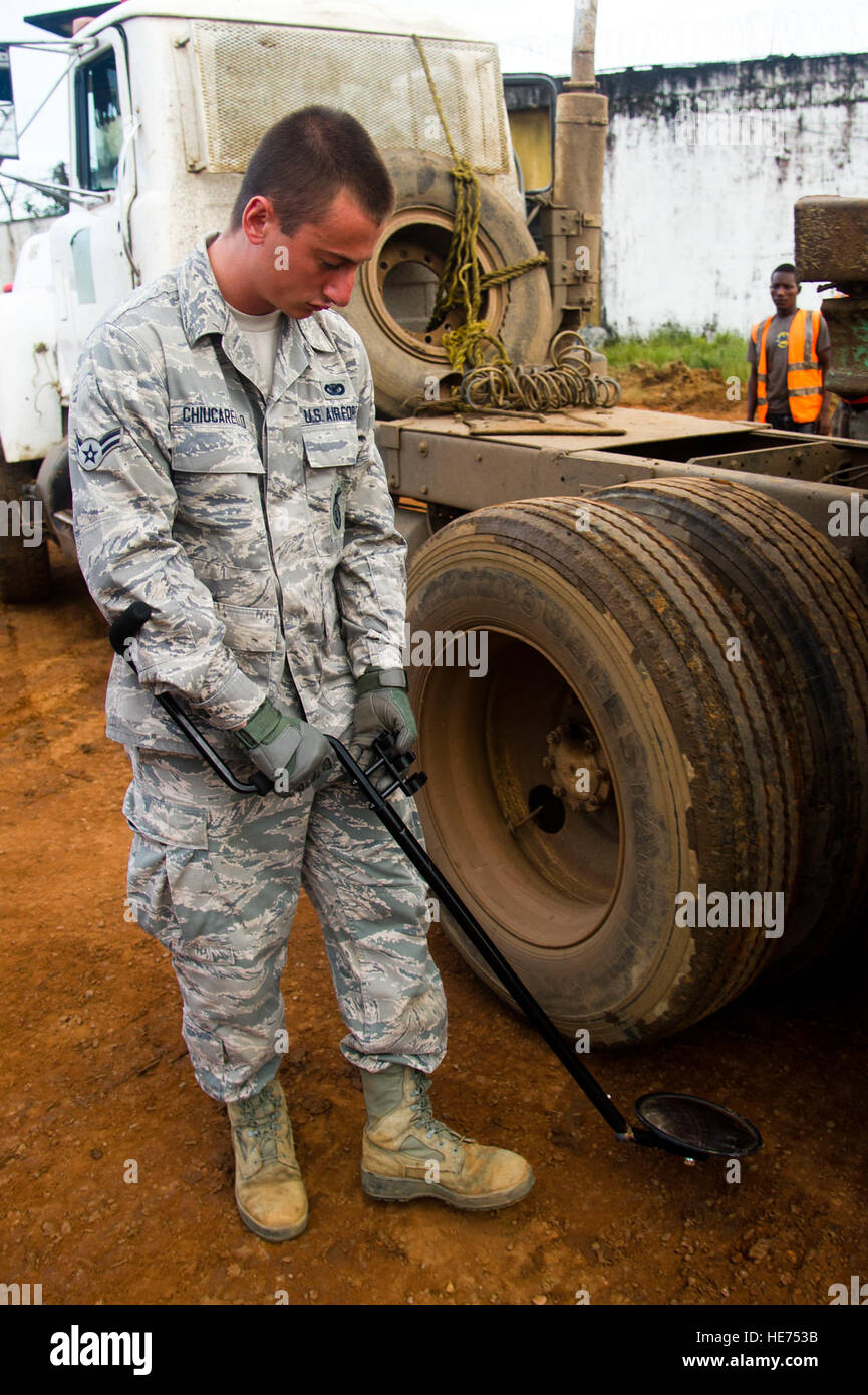 Un aviateur de l'US Air Force une partie de la tâche commune d'ouverture de l'équipe de Force-Port la 621e réponse de réserve affecté à l'Escadre Joint Base McGuire-Dix-Lakehurst, N.J., contribue à augmenter la sécurité des aéroports ainsi que des membres du personnel de sécurité pendant le fonctionnement de l'aide des, 16 octobre. La FOI-PO est le soutien d'un gouvernement américain complète menée par l'Agency for International Development des États-Unis, à l'appui de l'Organisation mondiale de la santé et d'autres partenaires internationaux pour aider les gouvernements de Guinée, du Libéria et de la Sierra Leone d'y répondre et de contenir l'épidémie du virus Ebola en Afrique de l'Ouest. ( Banque D'Images