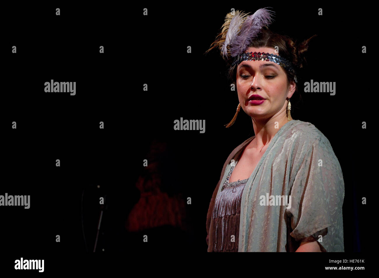 Actrice en costume de l'obturateur jouant dans la comédie la fièvre de foin Photo Stock - Alamy