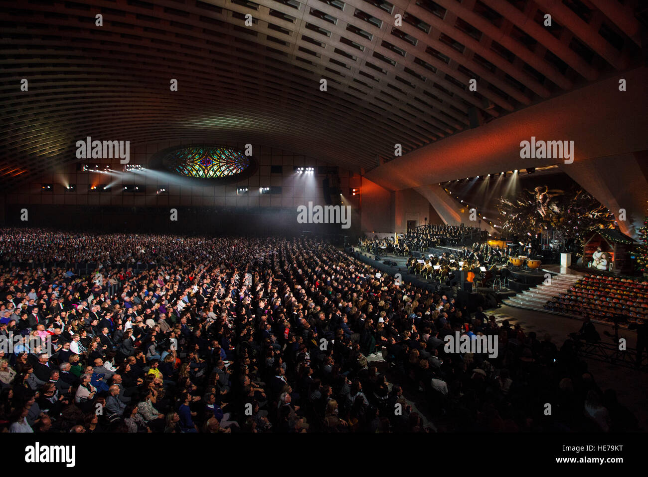 Cité du Vatican, Vatican. 25Th Dec 2016. Le chanteur italien Claudio Baglioni a organisé un concert de charité, dans la Salle Paul VI, à l'occasion du bicentenaire de la Gendarmerie, le Corps corps distingué qui offre une surveillance constante sur la Cité du Vatican, au Vatican. © Giuseppe Ciccia/Pacific Press/Alamy Live News Banque D'Images