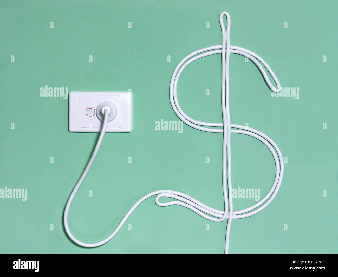 Prise murale de l'électricité et le cordon d'alimentation dans le symbole du dollar ; illustrant le concept de coût de l'énergie et de dépenses. Banque D'Images