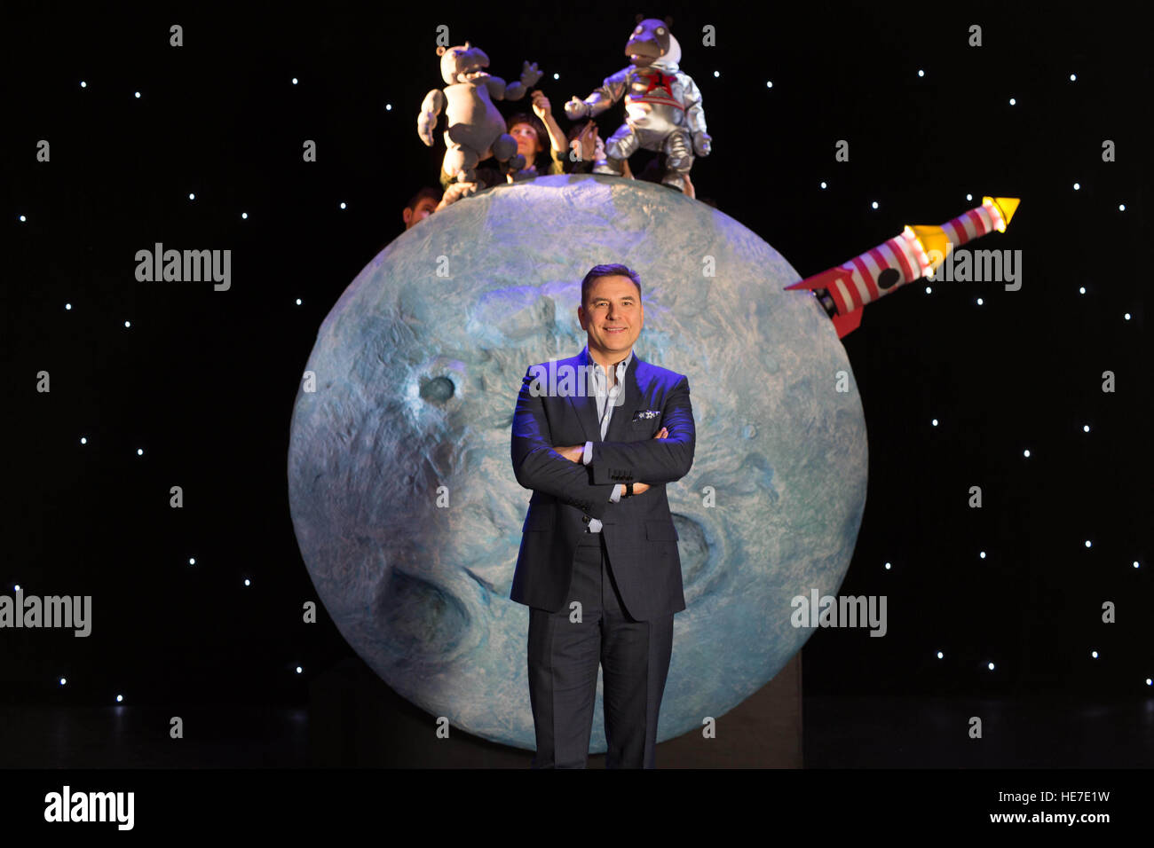 David Walliams utilisation éditoriale seulement sur scène pour la première Hippo sur la Lune, une adaptation de son livre par Les Petits Theatre Company qui a reçu sa première mondiale à l'Hippodrome Royal à Eastbourne et se déroule jusqu'au 7 janvier. Banque D'Images