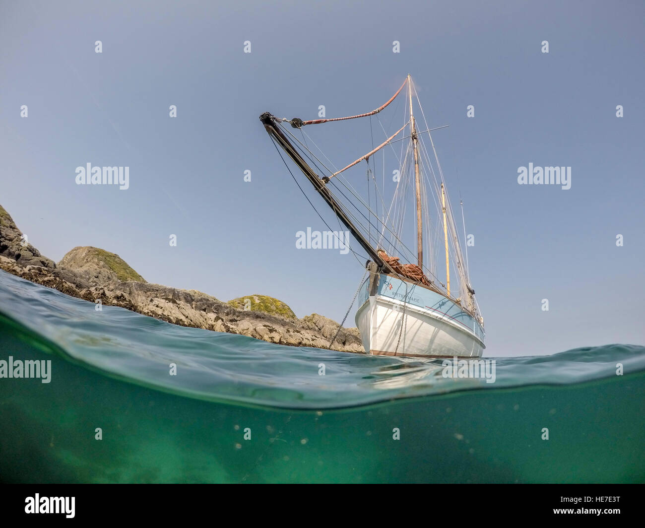 Vue sous-marine de pêche à voile traditionnel bateau ancré par l'île de SOA, l'île d'Iona, Argyll, Scoland, UK Banque D'Images