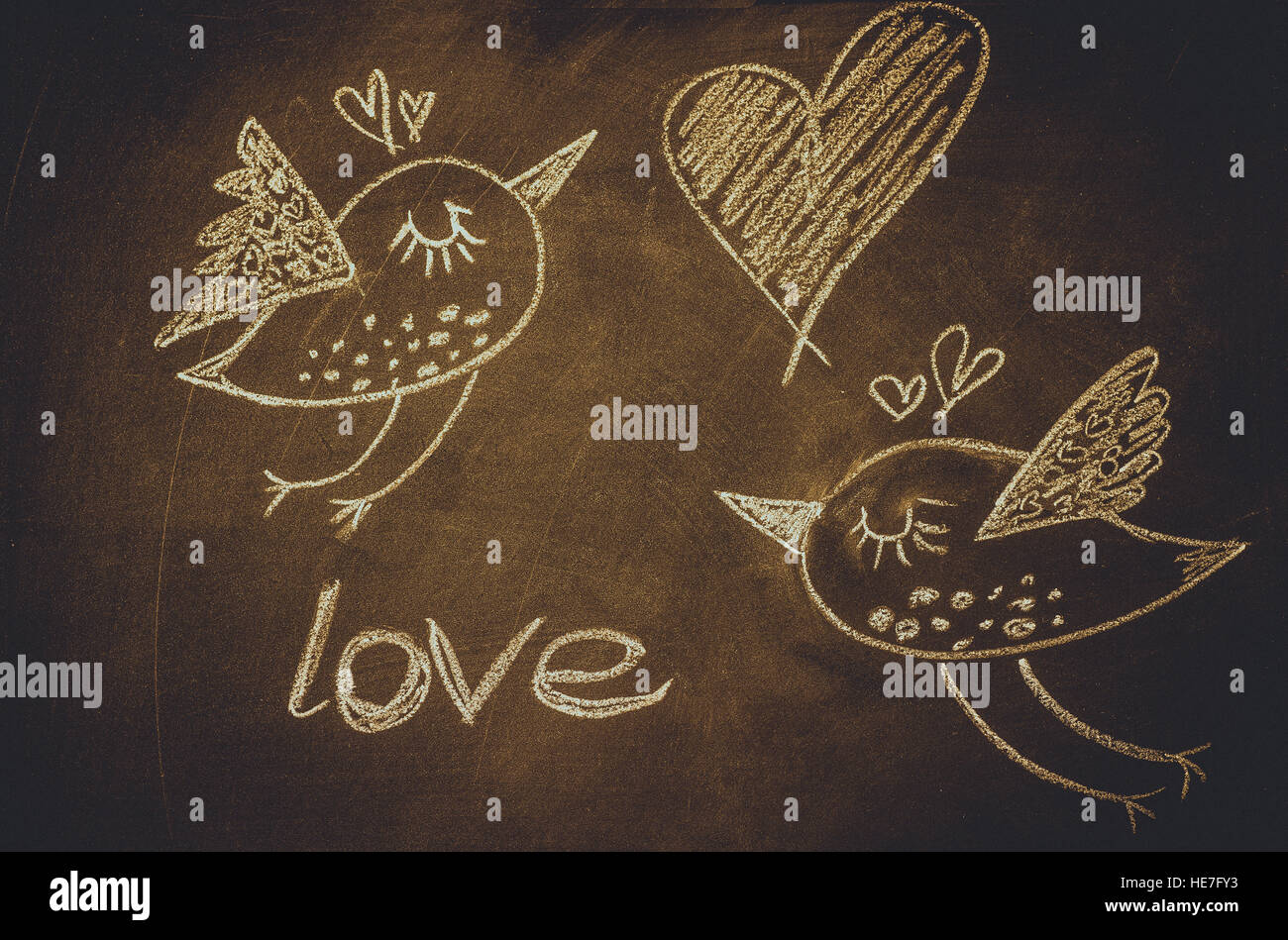 Dessin à la main avec de la craie sur tableau noir, cute kawaii doodle oiseaux, cœur et mot amour, modèle de carte de souhaits,St.Valentin Banque D'Images
