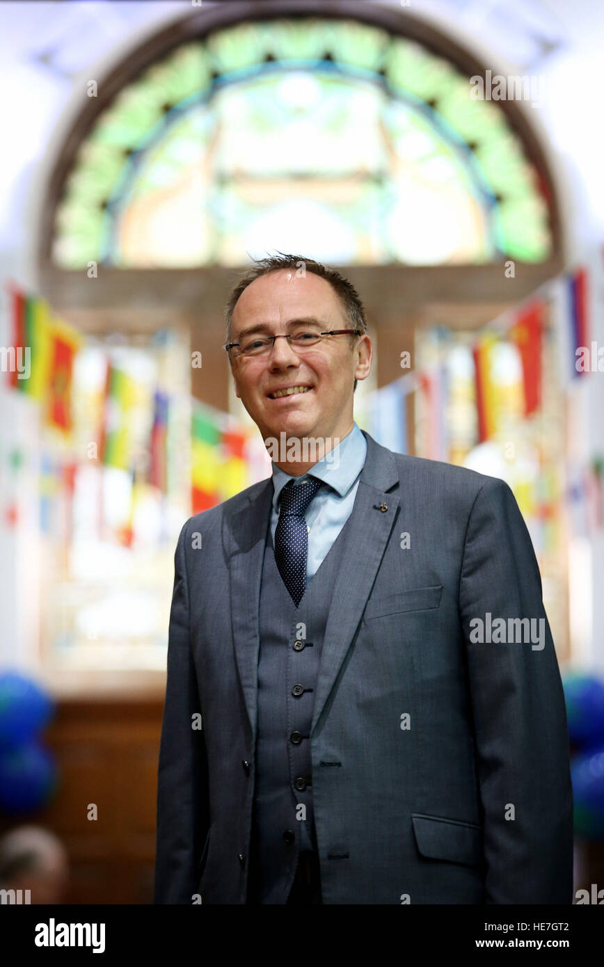 Ministre du Développement International et de l'Europe Alasdair Allan MSP lors d'une visite à un événement communautaire à l'Pollokshields Burgh Hall, Glasgow, pour marquer la Journée internationale des migrants de l'ONU. Banque D'Images