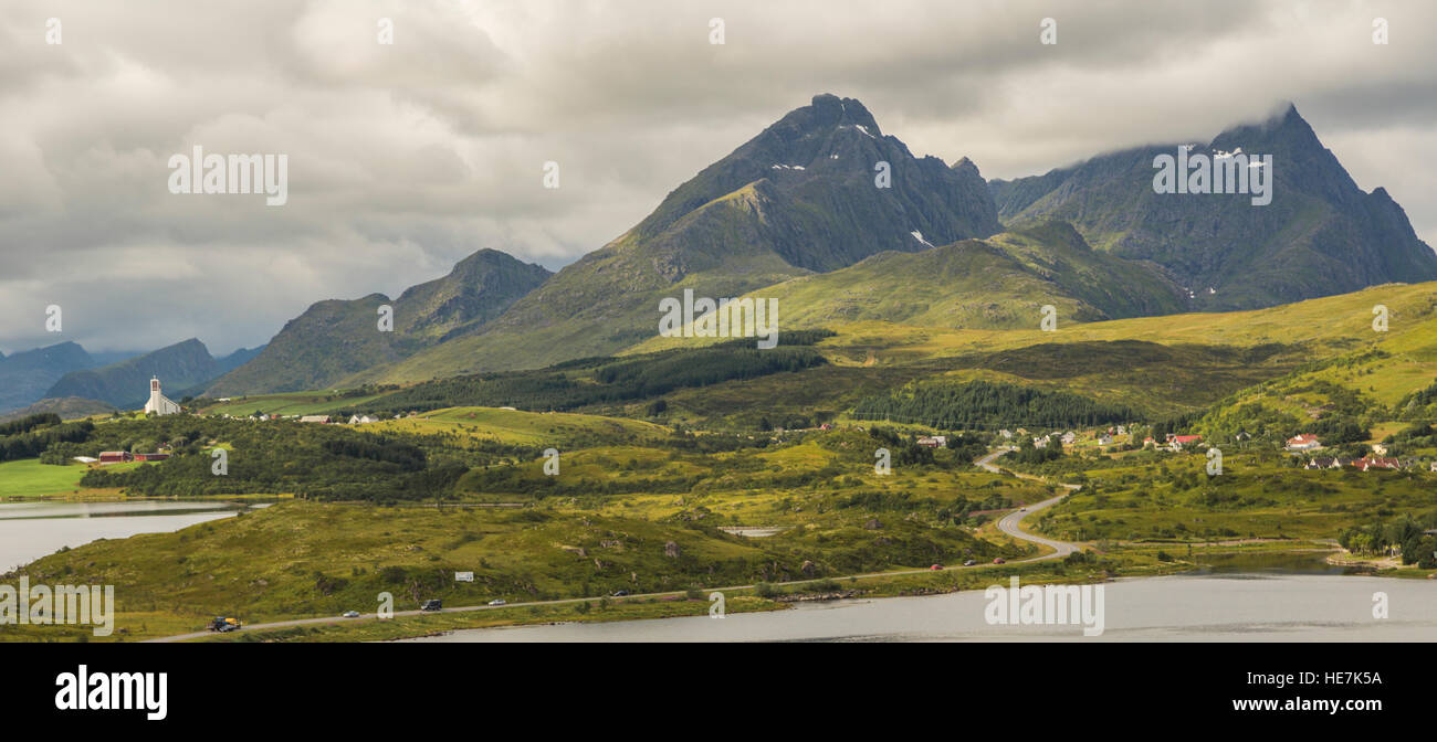 Vue sur Böstad avec de hautes montagnes et un lac en premier plan, Böstad, îles Lofoten, Norvège Banque D'Images