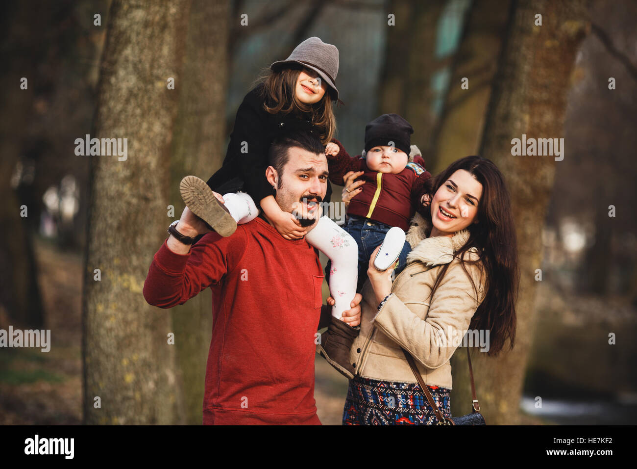 Famille heureuse dans le parc en automne Banque D'Images