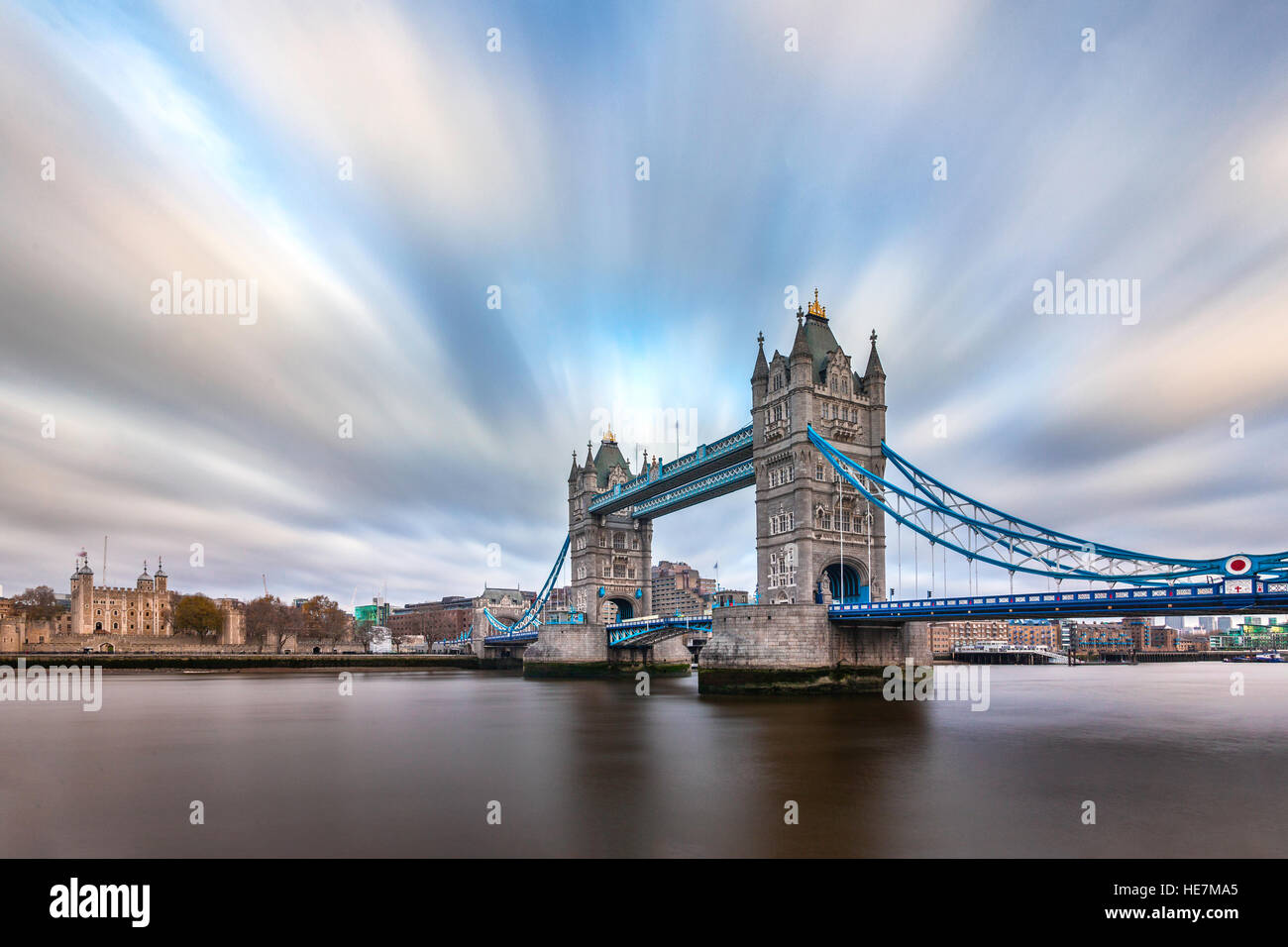 Le Tower Bridge de Londres, une exposition longue shot. Banque D'Images