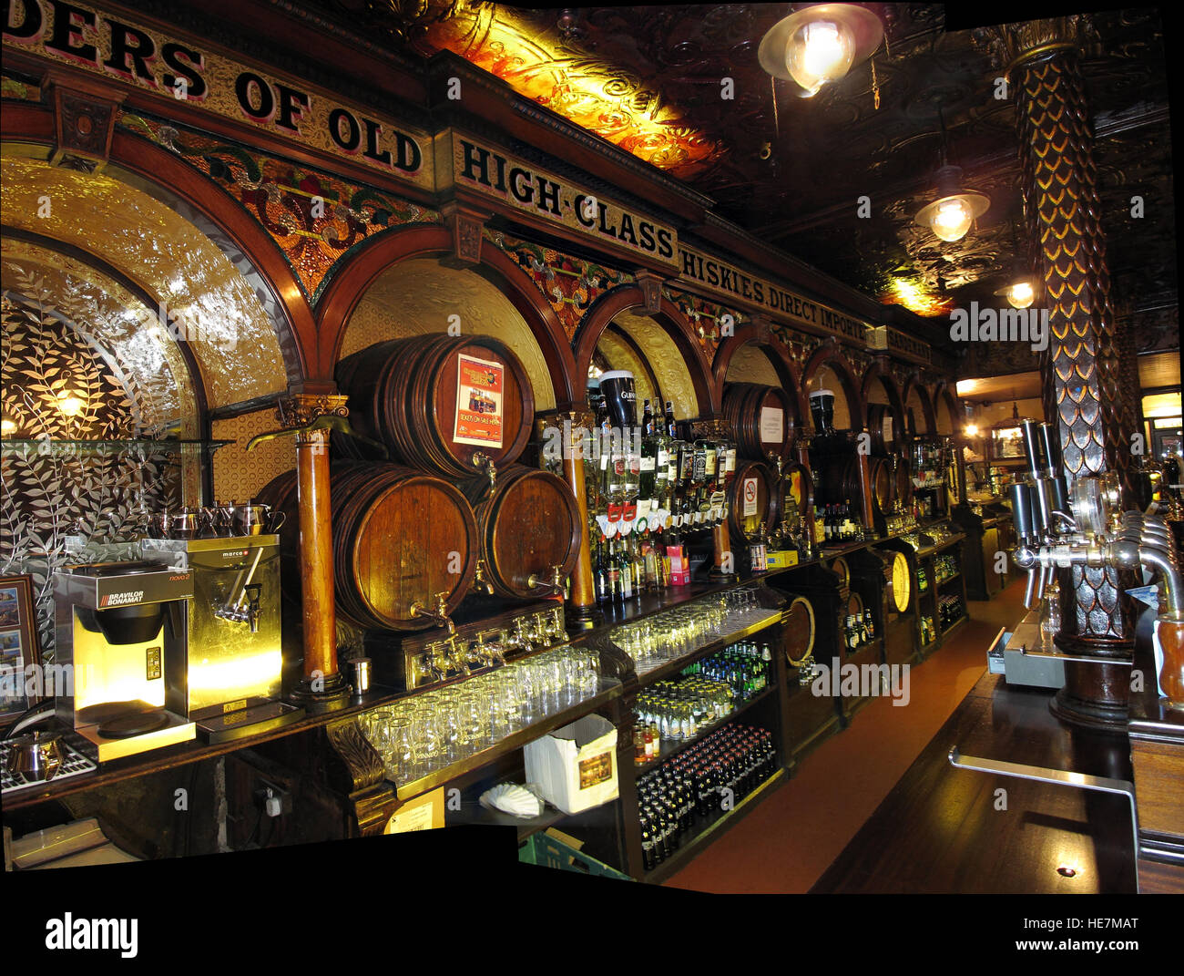 Dans le célèbre bar de la Couronne,GT,Victoria St Belfast Banque D'Images