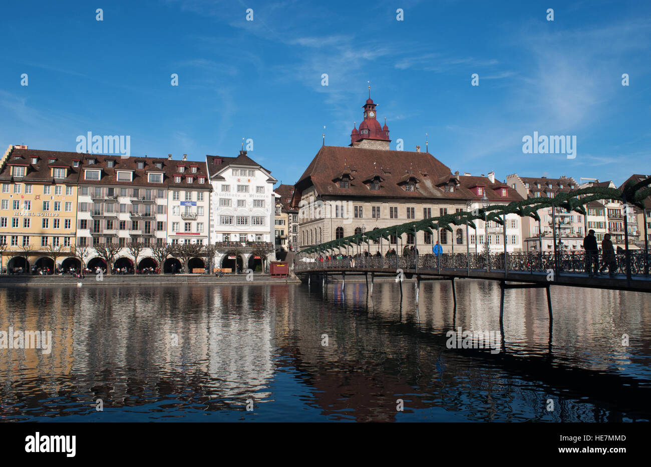 La Suisse, l'Europe : vue sur le Rathaussteg, le pont sur la Reuss, avec l'horizon de la ville médiévale de Lucerne Banque D'Images