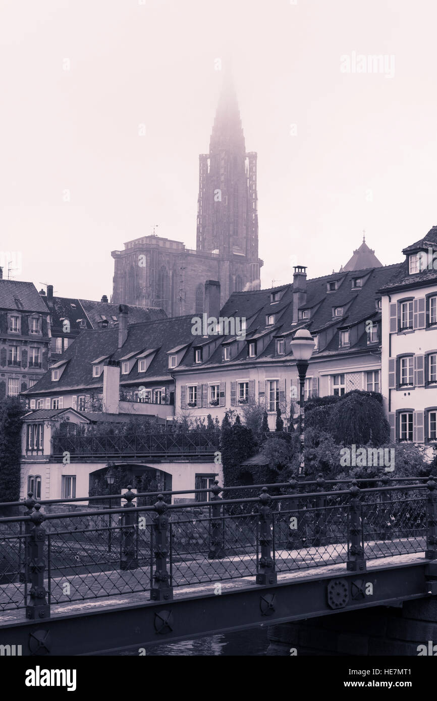 La tour de la cathédrale de Strasbourg s'élevant dans la brume d'hiver tôt le matin Banque D'Images