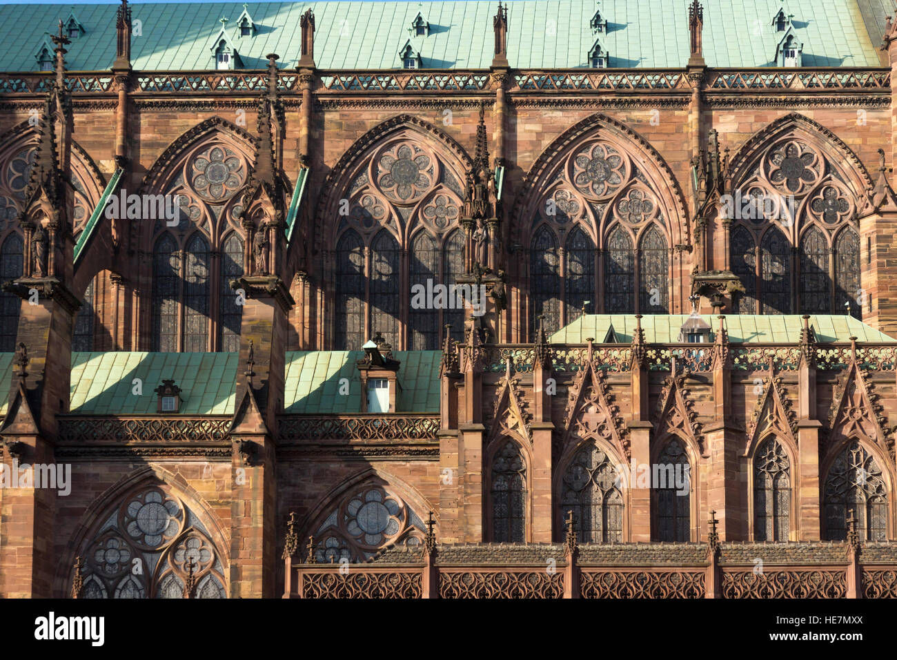 Un détail de la façade sud de la cathédrale de Strasbourg et son toit en cuivre Banque D'Images