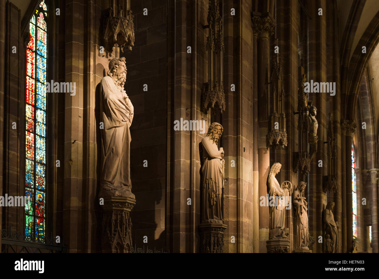 Dans les statues de la cathédrale de Strasbourg Banque D'Images