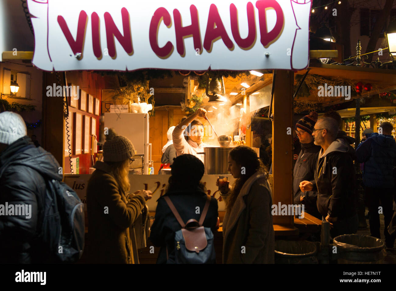 Un stand de vin chaud (vin chaud) rue du bain-aux-plantes à Noël, Strasbourg. Alsace, France Banque D'Images