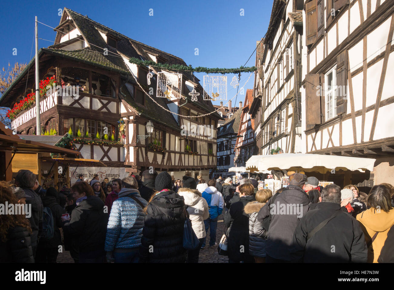 Les touristes la navigation sur un marché de Noël à la Petite France, Strasbourg Banque D'Images