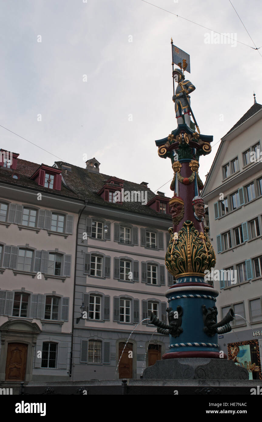 Suisse : skyline de Lucerne et la fontaine Fritschi, construite en 1918 et dédiée à un personnage du Carnaval légendaire Banque D'Images