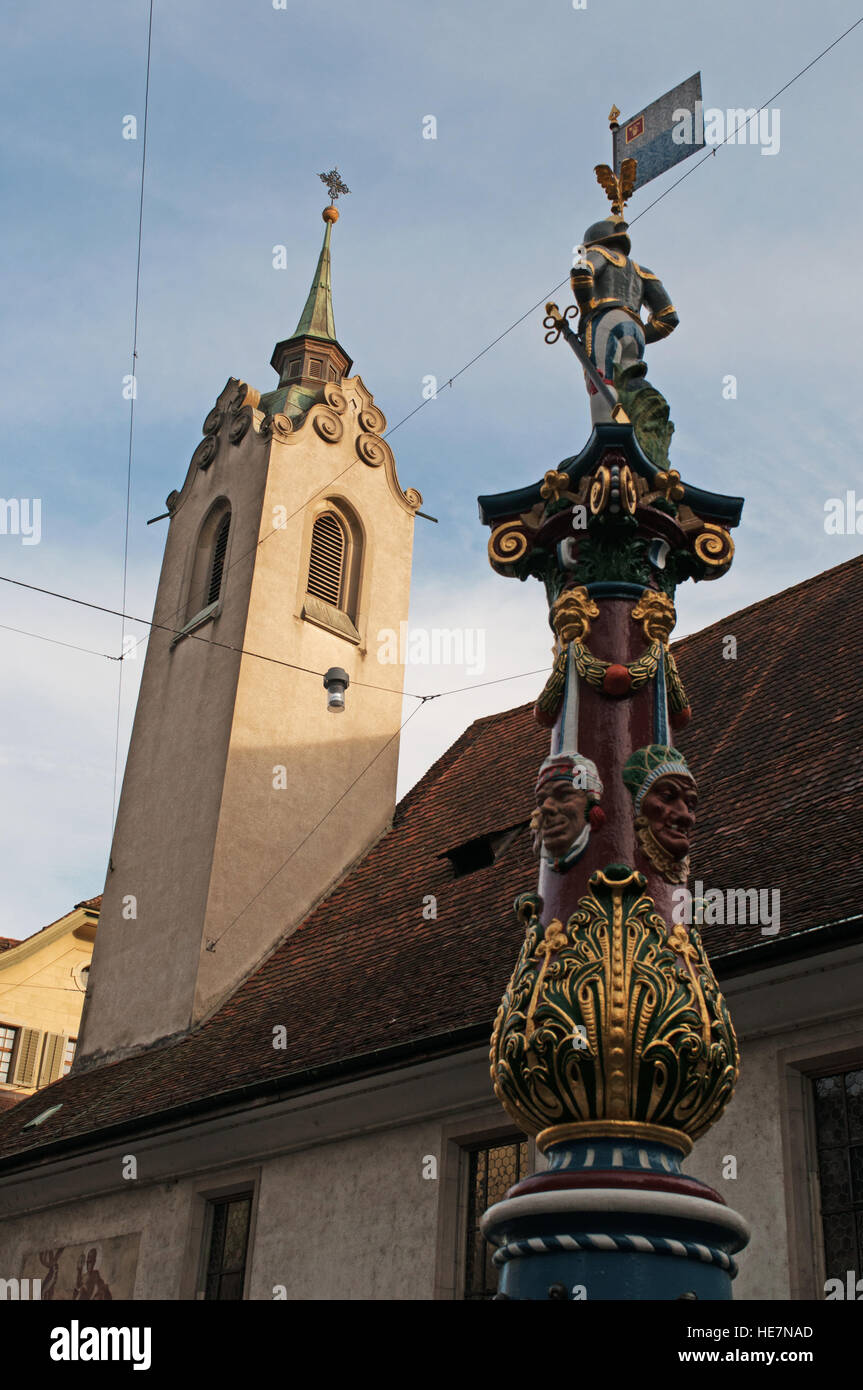 Suisse : skyline de Lucerne et la fontaine Fritschi, construite en 1918 et dédiée à un personnage du Carnaval légendaire Banque D'Images