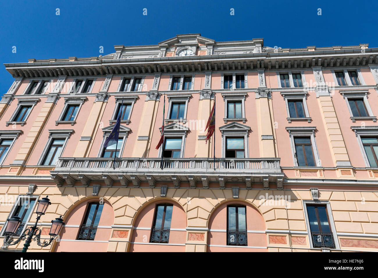 Façade de vieux beau bâtiment avec réveil, balcon et drapeaux de Venise, l'Italie et de l'Union européenne sur la rive du Grand Canal de Venise, Italie. Banque D'Images