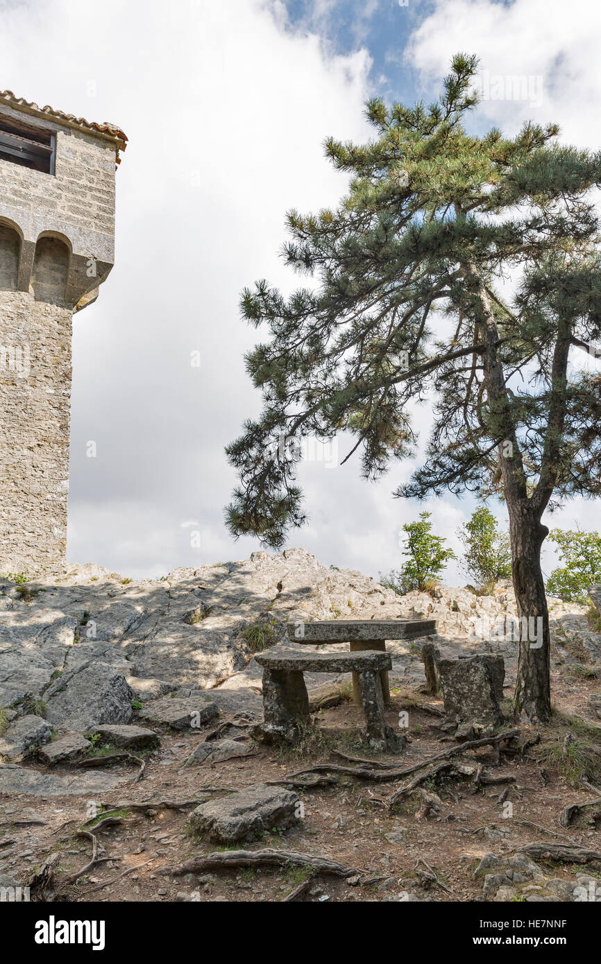 Pour se reposer sur la montagne Titano table et bancs en pierre sous les pins près de Castello della Cesta ou Cesta fortress, un des trois forteresse de Banque D'Images