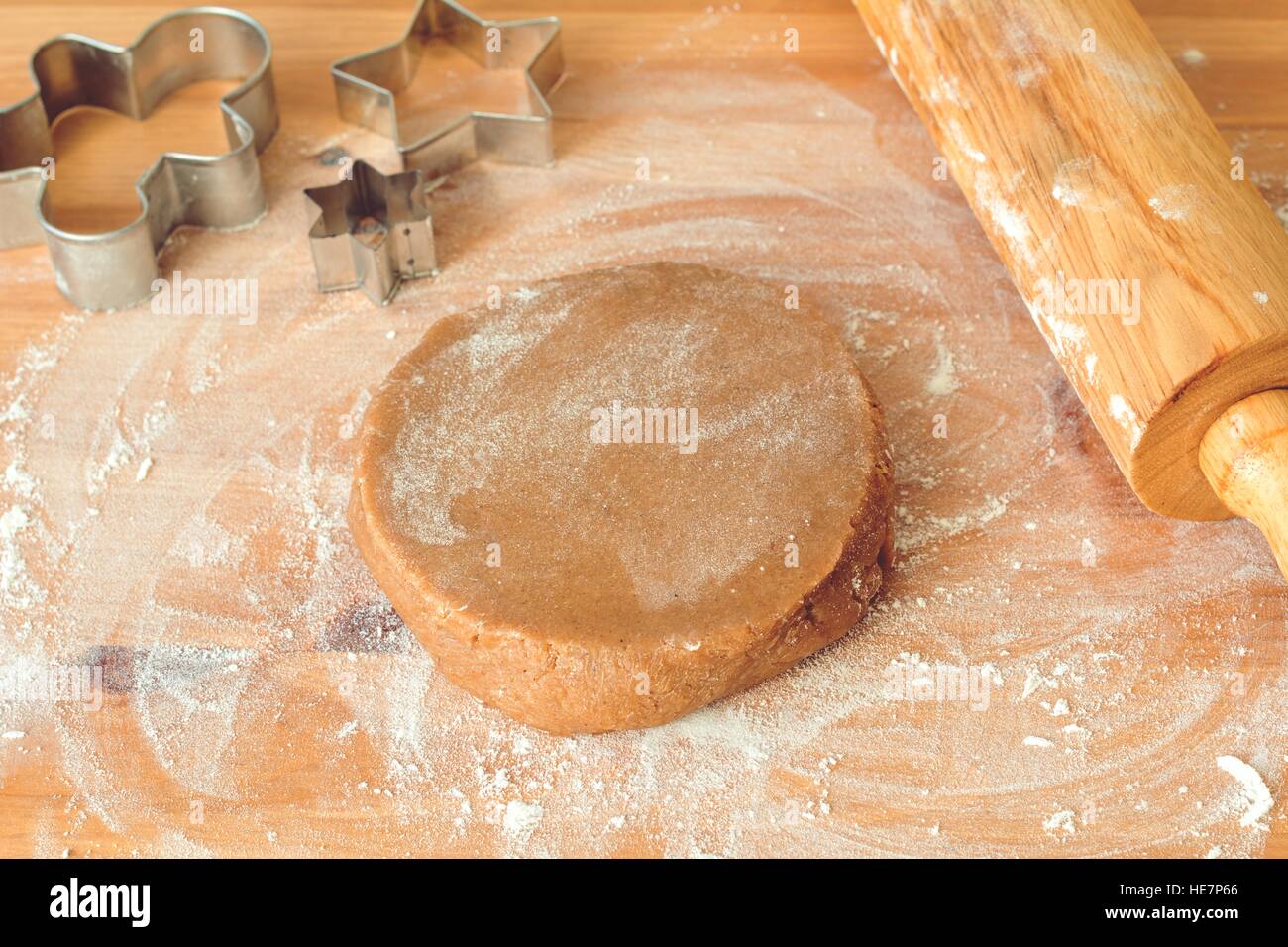 Gingerbread cookie dough, rouleau à pâtisserie, emporte-pièce et de la farine sur la table en bois. Préparation de gingerbread cookie pour Noël Banque D'Images