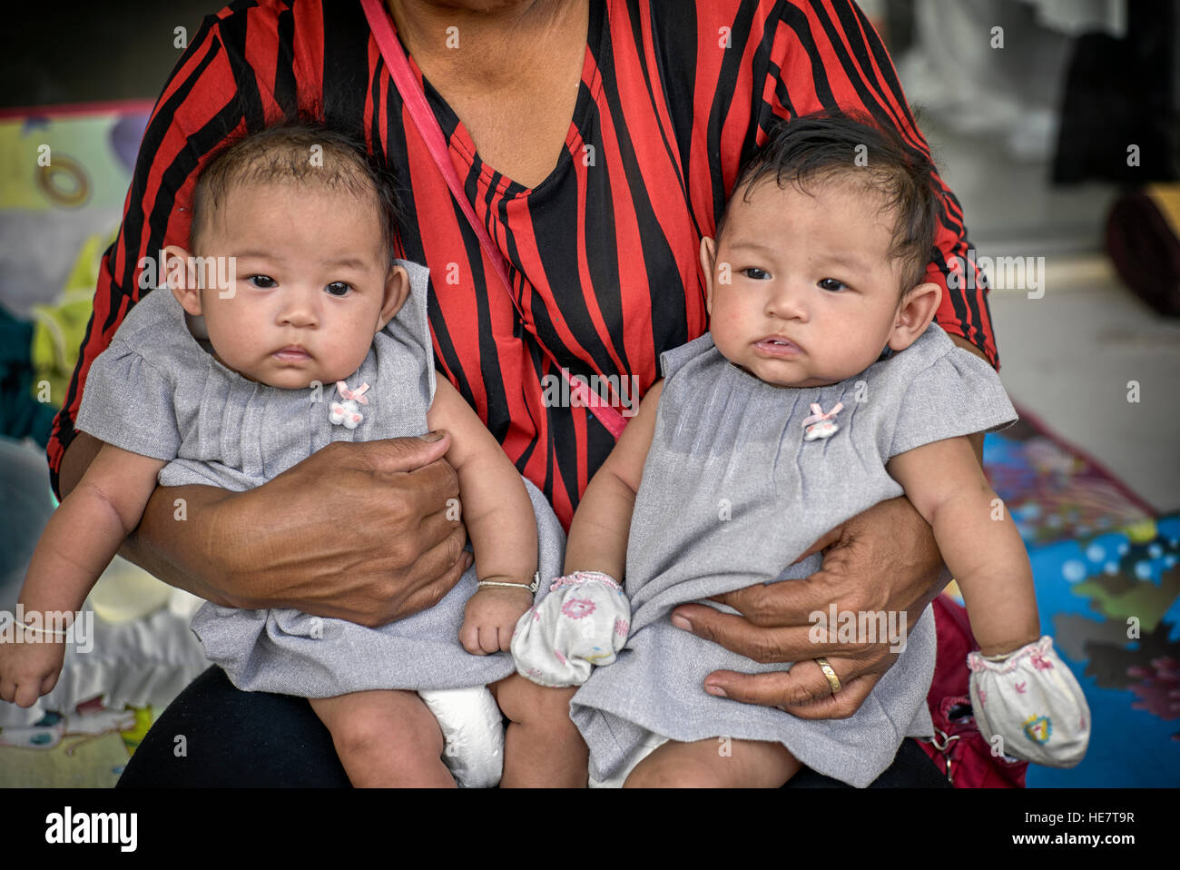 soeurs jumelles de 3 mois. Thaïlande S. E. Asie Banque D'Images