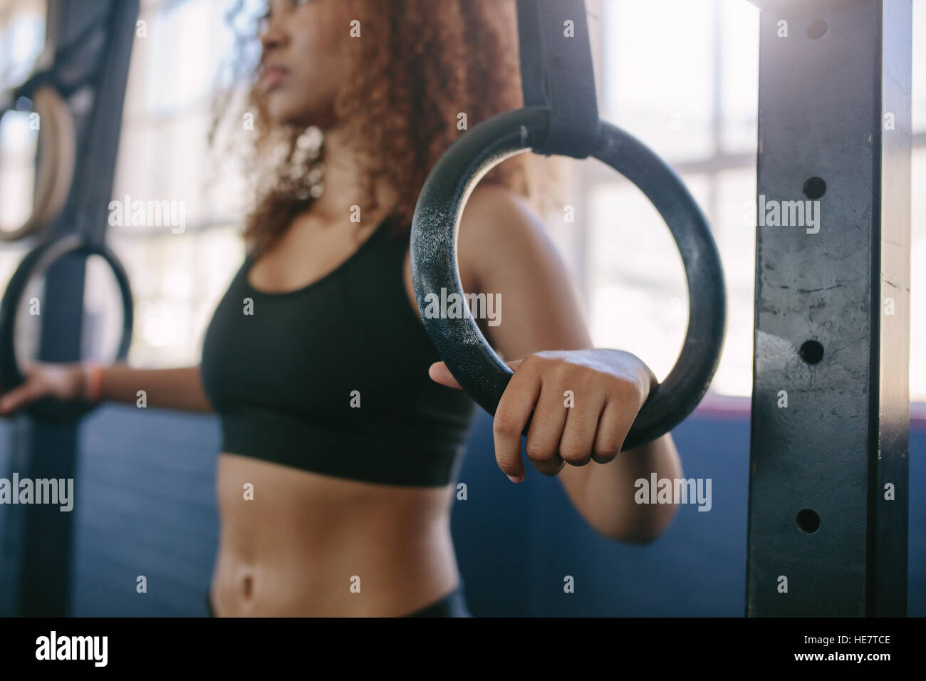 Close up shot of woman exercising on gymnastic rings , avec l'accent sur les mains. Banque D'Images