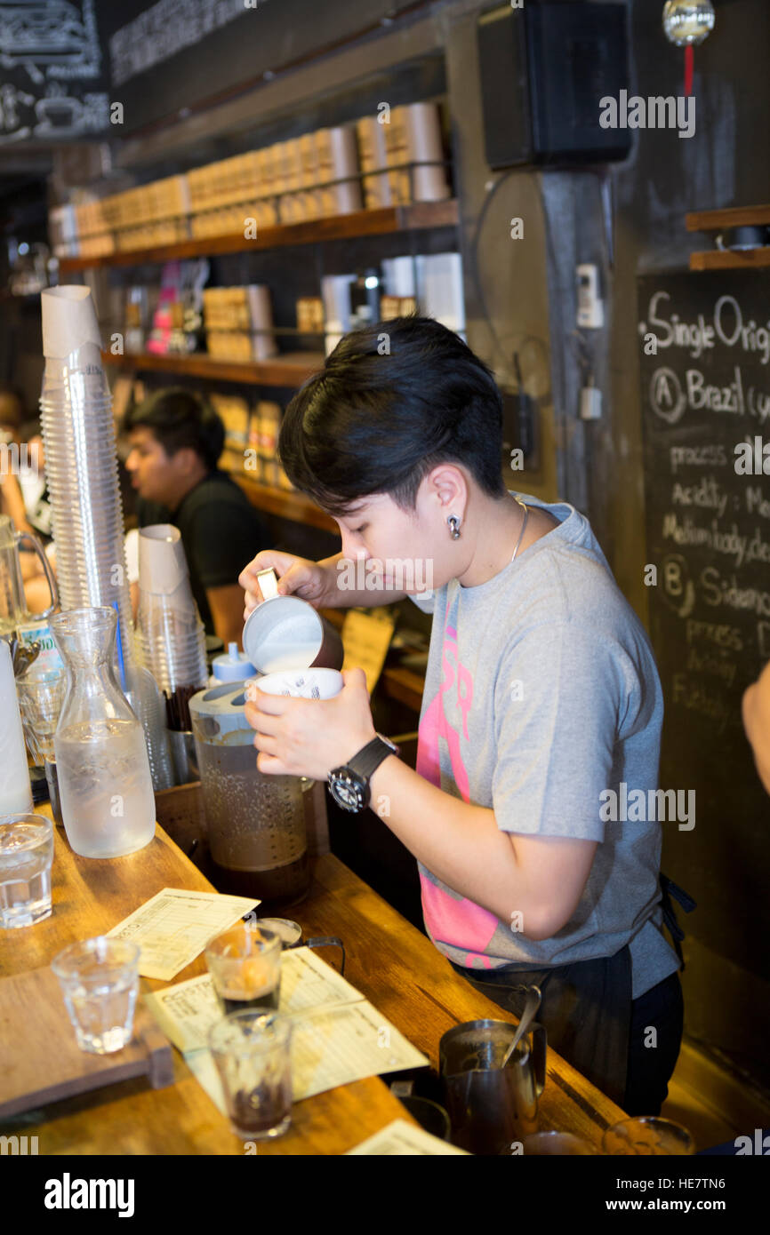 Café vendeur / barista, dans un café gastronomique dans le quartier à la mode de Nimmanhamin / Nimman Road, Chiang Mai, Thaïlande, Asie Banque D'Images Café vendeur / barista, dans un café gastronomique dans le quartier à la mode de Nimmanhamin / Nimman Road, Chiang Mai, Thaïlande, Asie Banque D'Images
