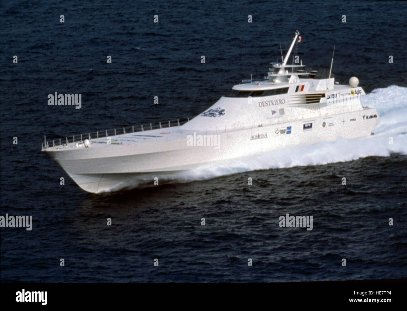 AJAXNETPHOTO. 1991. En mer, en Italie. - Records - ITALIEN CONSTRUIT 60 KNOT BATEAU CONSTRUIT POUR UNE TENTATIVE SUR LE RECORD DE VITESSE TRANSATLANTIQUE RUBAN BLEU QU'ON VOIT ICI SUR LES ESSAIS DE VITESSE DU CONSTRUCTEUR. Bateau N'A PAS REÇU LE HALES TROPHY 1992 pour sa traversée transatlantique DOUBLE RECORD QU'IL A ÉTÉ classé comme un yacht privé. PHOTO :©FINCANTIERI APPUYEZ SUR MAIN-OUT PHOTO/AJAX REF:161812 1 Banque D'Images