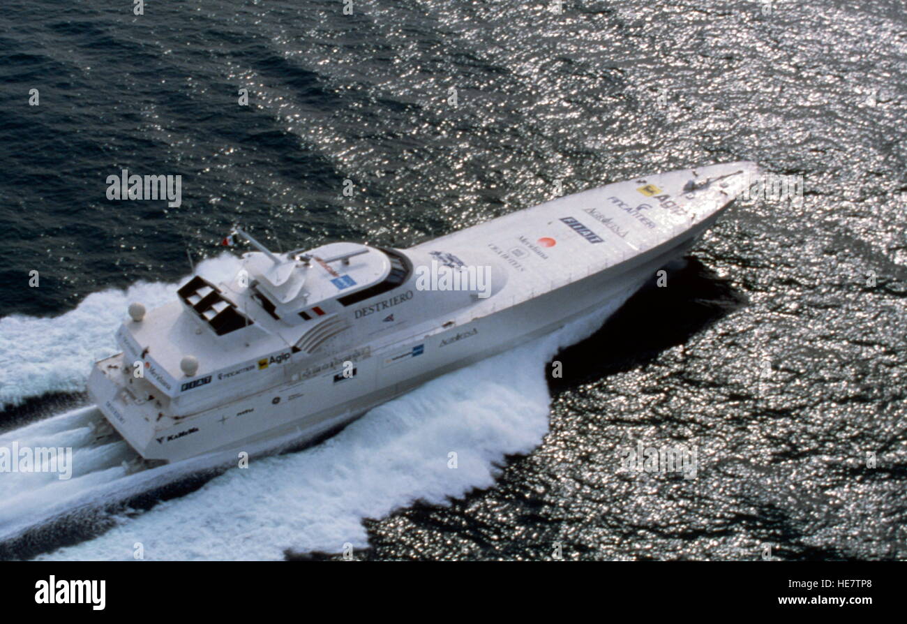 AJAXNETPHOTO. 1991. En mer, en Italie. - Records - ITALIEN CONSTRUIT 60 KNOT BATEAU CONSTRUIT POUR UNE TENTATIVE SUR LE RECORD DE VITESSE TRANSATLANTIQUE RUBAN BLEU QU'ON VOIT ICI SUR LES ESSAIS DE VITESSE DU CONSTRUCTEUR. Bateau N'A PAS REÇU LE HALES TROPHY 1992 pour sa traversée transatlantique DOUBLE RECORD QU'IL A ÉTÉ classé comme un yacht privé. PHOTO :©FINCANTIERI APPUYEZ SUR MAIN-OUT PHOTO/AJAX REF:161812 2 Banque D'Images