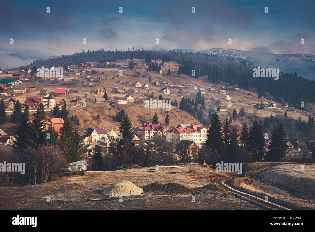 Le village et les montagnes des Carpates Banque D'Images