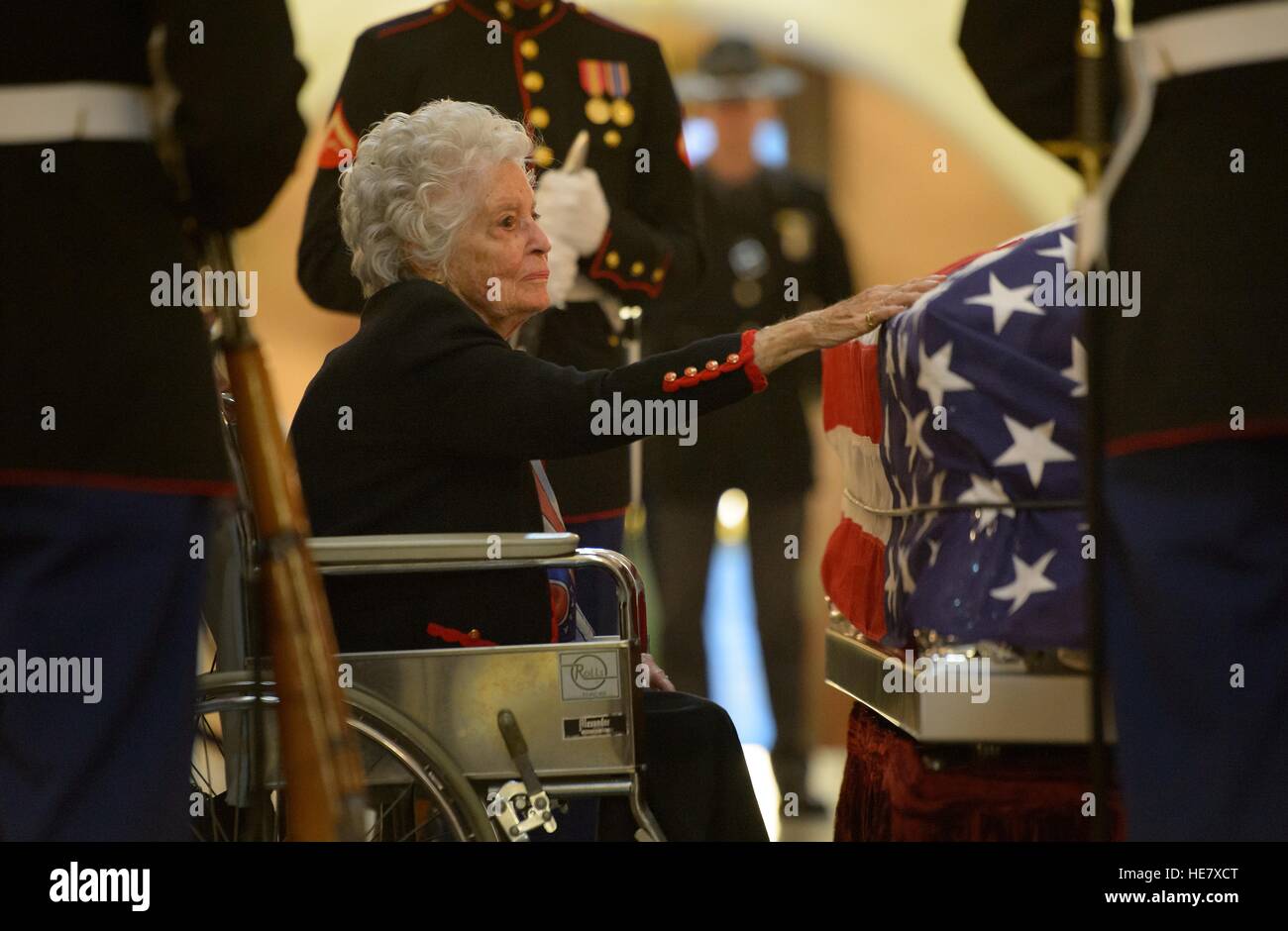 Annie Glenn, veuve de l'astronaute et l'ancien sénateur John Glenn tend la main pour toucher le cercueil de son mari gisant au repos à la maison de l'état de l'Ohio, le 16 décembre 2016 à Columbus, Ohio. L'ancien pilote maritime, sénateur et premier homme en orbite autour de la terre est décédé la semaine dernière à l'âge de 95 ans. Banque D'Images