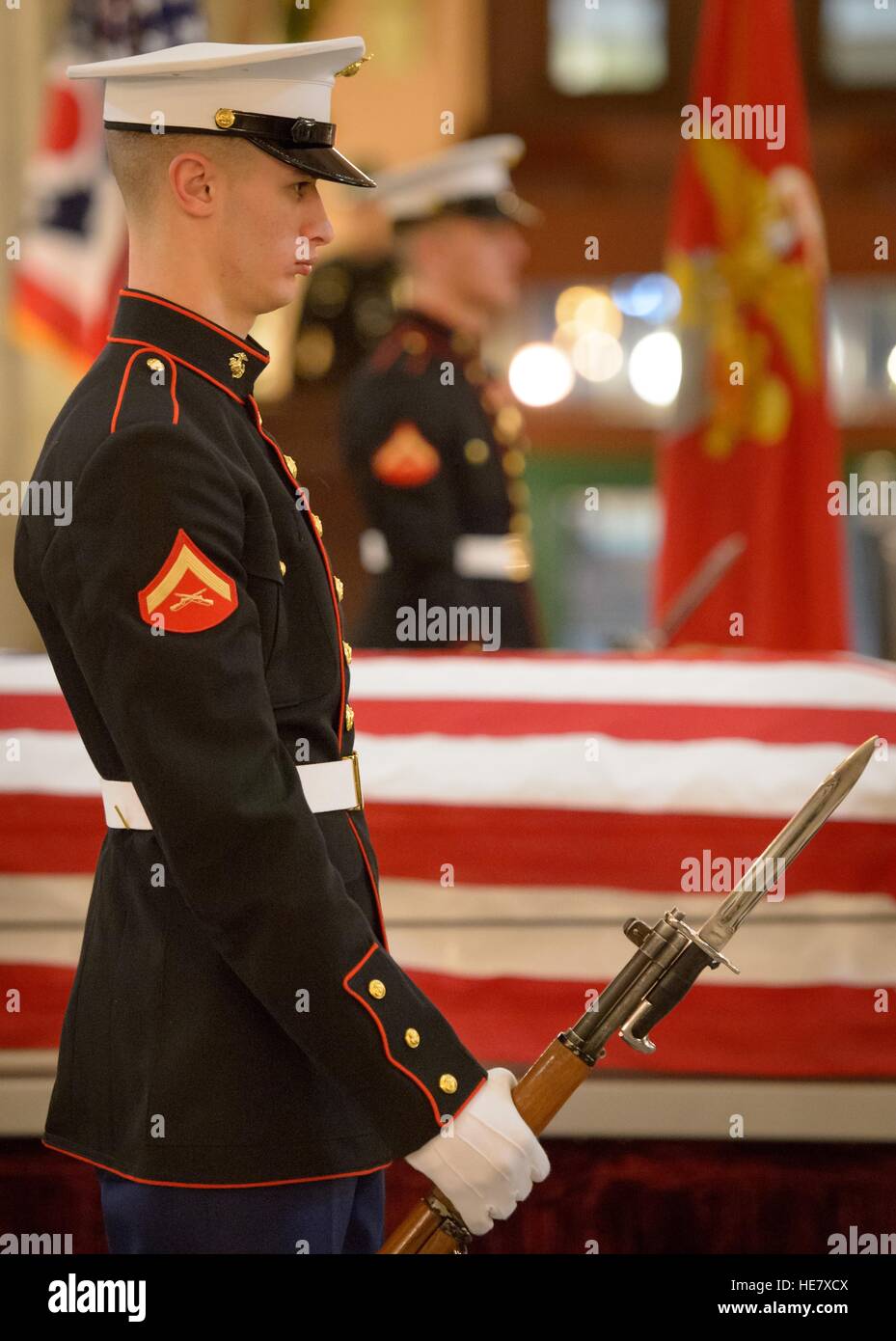 Les Marines américains montent la garde par le cercueil de l'astronaute et l'ancien sénateur John Glenn au repos à l'Ohio Statehouse le 16 décembre 2016 à Columbus, Ohio. L'ancien pilote maritime, sénateur et premier homme en orbite autour de la terre est décédé la semaine dernière à l'âge de 95 ans. Banque D'Images