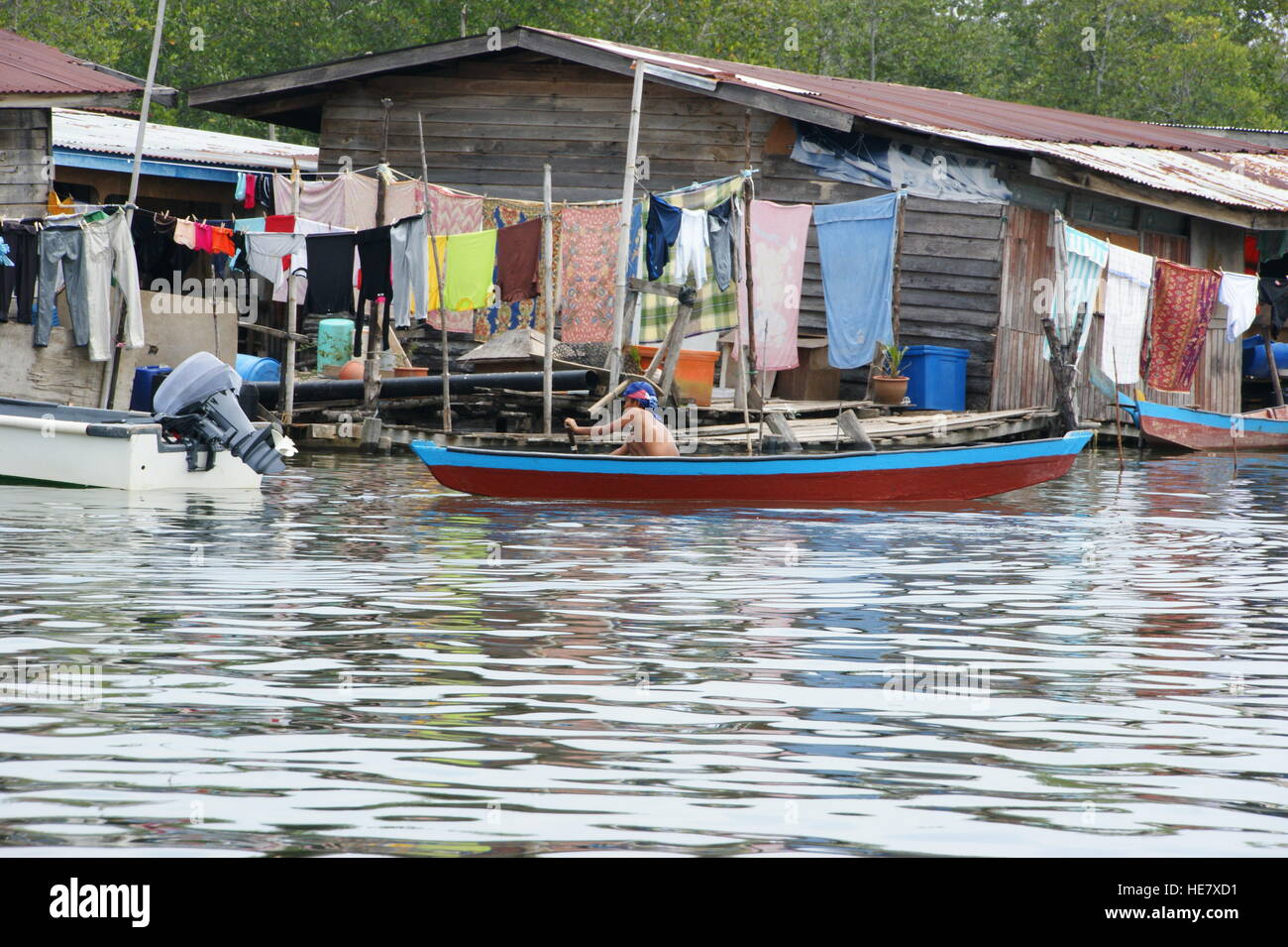 Village de pêcheurs sur l'eau. Rivière Mengkabong, Kota ...