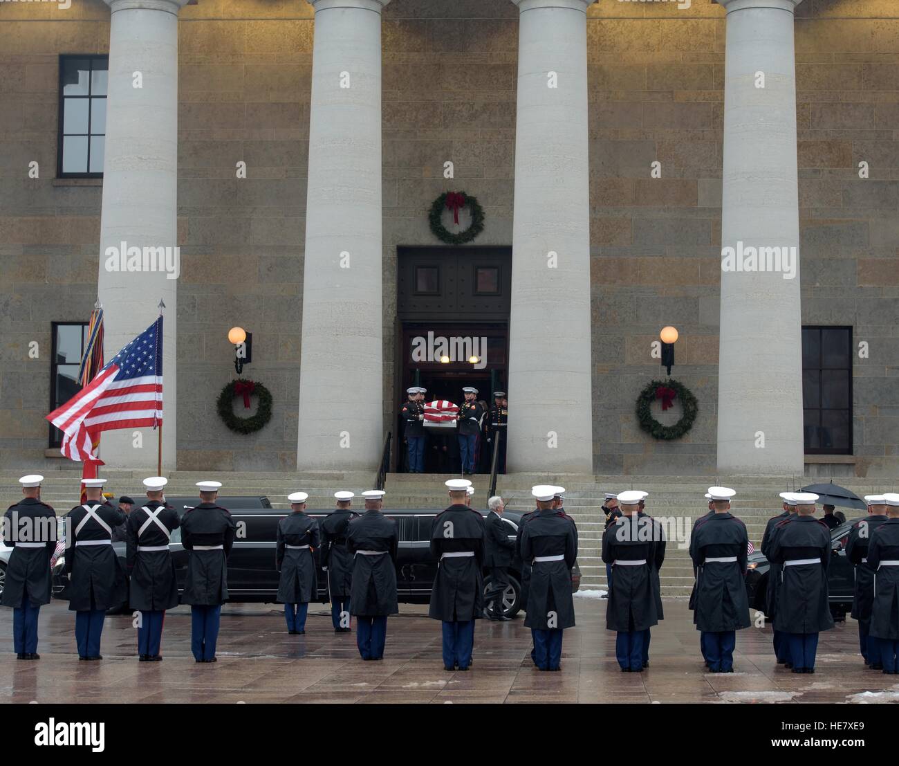 U.S. Marine Corps d'escorte de la garde d'honneur de l'astronaute et le cercueil de l'ancien sénateur John Glenn à partir de l'Ohio Statehouse pendant la procession funéraire le 17 décembre 2016 à Columbus, Ohio. L'ancien pilote maritime, sénateur et premier homme en orbite autour de la terre est décédé la semaine dernière à l'âge de 95 ans. Banque D'Images