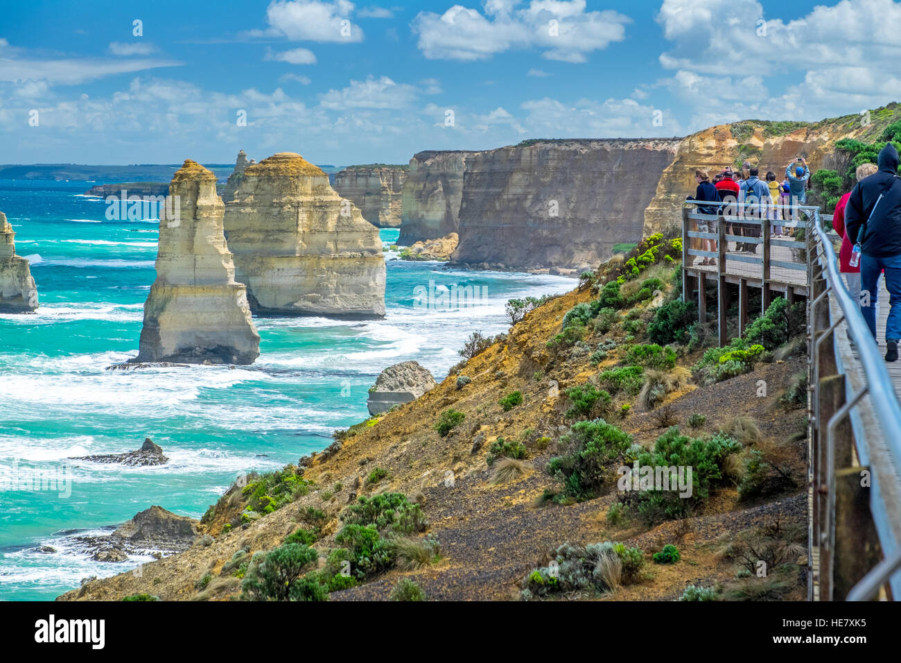 Les touristes à view point pour les douze apôtres sur les piles de la mer la Great Ocean Road Victoria en Australie Banque D'Images