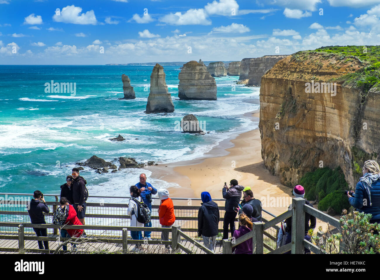 Les touristes à view point pour les douze apôtres sur les piles de la mer la Great Ocean Road Victoria en Australie Banque D'Images